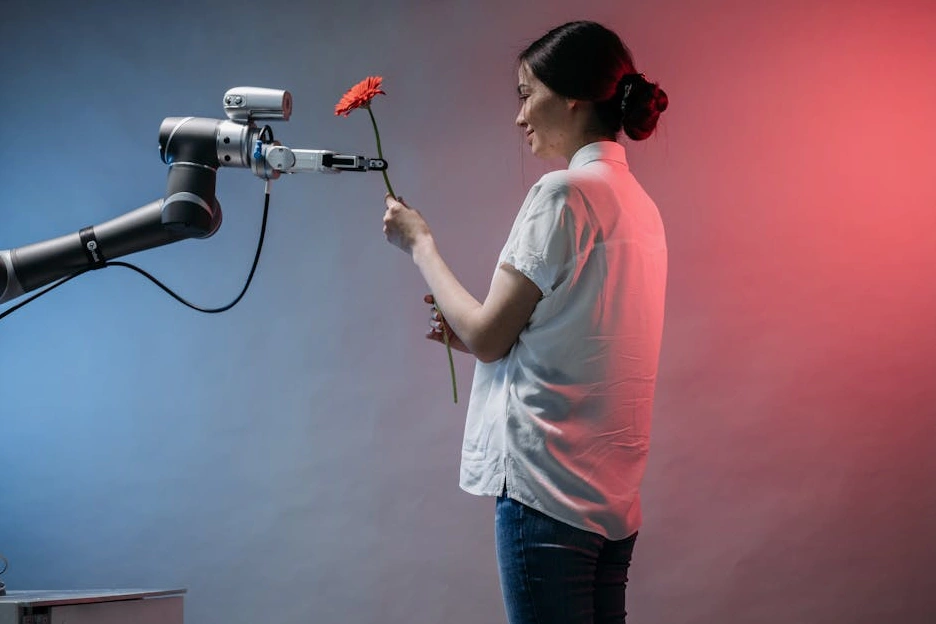Studente sorridente che programma un robot in un laboratorio tecnologico